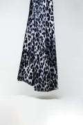Fine woven scarf with leopard print in grey